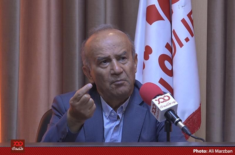 آقای روحانی مگر دست وزارت صمت برای کنترل بازار بسته است که گرانی‌ها را به گردن نبود وزارت بازرگانی می‌اندازید؟