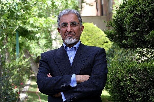 اظهار تعجب حسین راغفر به آمارسازی شغلی دولت روحانی: چگونه می‌توان در سه ماه نخست سال ۹۶ یک میلیون شغل ایجاد کرد!