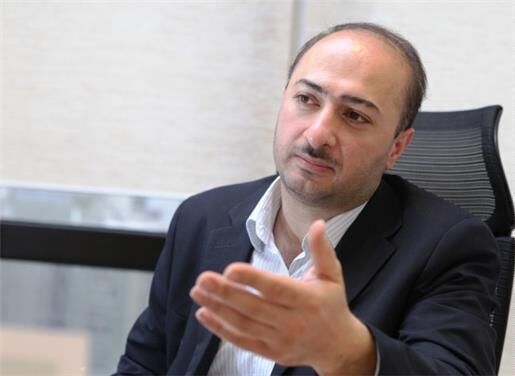 لزومی ندارد که وزیر اقتصاد حتما اقتصاددان باشد/ او از معدود مدیران جمهوری اسلامی است که کتاب می‌خواند