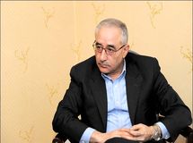 فعالیت بیشتر آسانسورچیهای وزارت نفت نشان دهنده موفقیت برجام است!/ آنقدر کارشان زیاد شده که تقاضای افزایش حقوق دارند