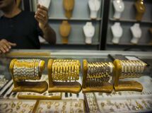 کاهش نرخ سود بانکی غیر مستقیم بر بازار طلا اثر گذاشت/ وضعیت معاملات عادی است