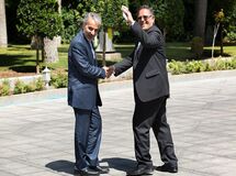 ژست جالب ولی الله سیف و نوبخت پس از جلسه هیات دولت