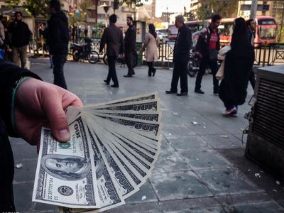 دلار همچنان بالاتر از 3900 تومان/ سکه و طلا ارزان شدند