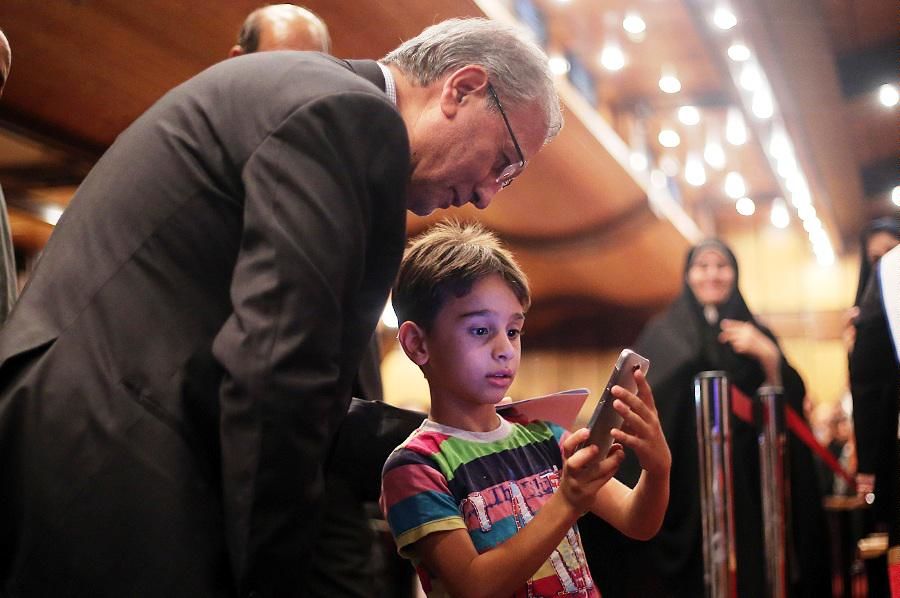 عکاسی یک کودک از علی ربیعی با موبایل!