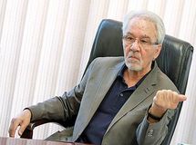 هنوز جوهر حکم وزیر صنعت جدید خشک نشده، لابی‌های قدرتمندی دور او را گرفته‌اند!/ سرمایه گذاری و صادرات در کشور به شدت کاهش یافته است