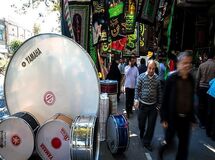 سیطره چینی‌ها بر بازار محرم/ واردات طبل و دهل و پرچم از چین و هند/ 95 درصد پارچه مشکی محرم وارداتی است!