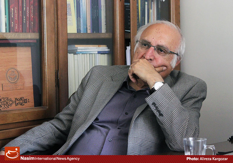 پرداخت نرخ سود وامهای خارجی و باز پرداخت با نرخ روز مشکلات زیادی برای وام گیرندگان ایجاد می‌کند/ اگر دلار گران شود وامهای خارجی کار دست ما می‌دهد