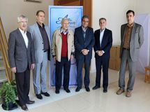 بیمه مرکزی 90 درصد بازار را در اختیار گرفته/ هیچ جای دنیا بیمه مرکزی این قدر دخالت نمی‌کند