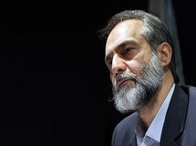 اگر دولت بازار ارز را در روزهای آینده هم مثل الان رها کند، قیمتها باز هم بیشتر خواهد شد/ برای خرید و فروش دلار محدودیت تعیین کنند