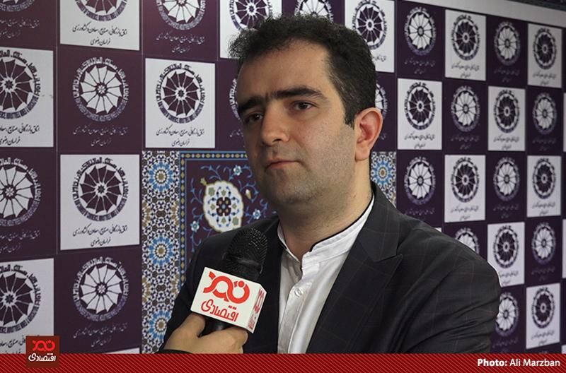 رشد نقدینگی بسیار بالاست و باعث گرانی دلار می‌شود