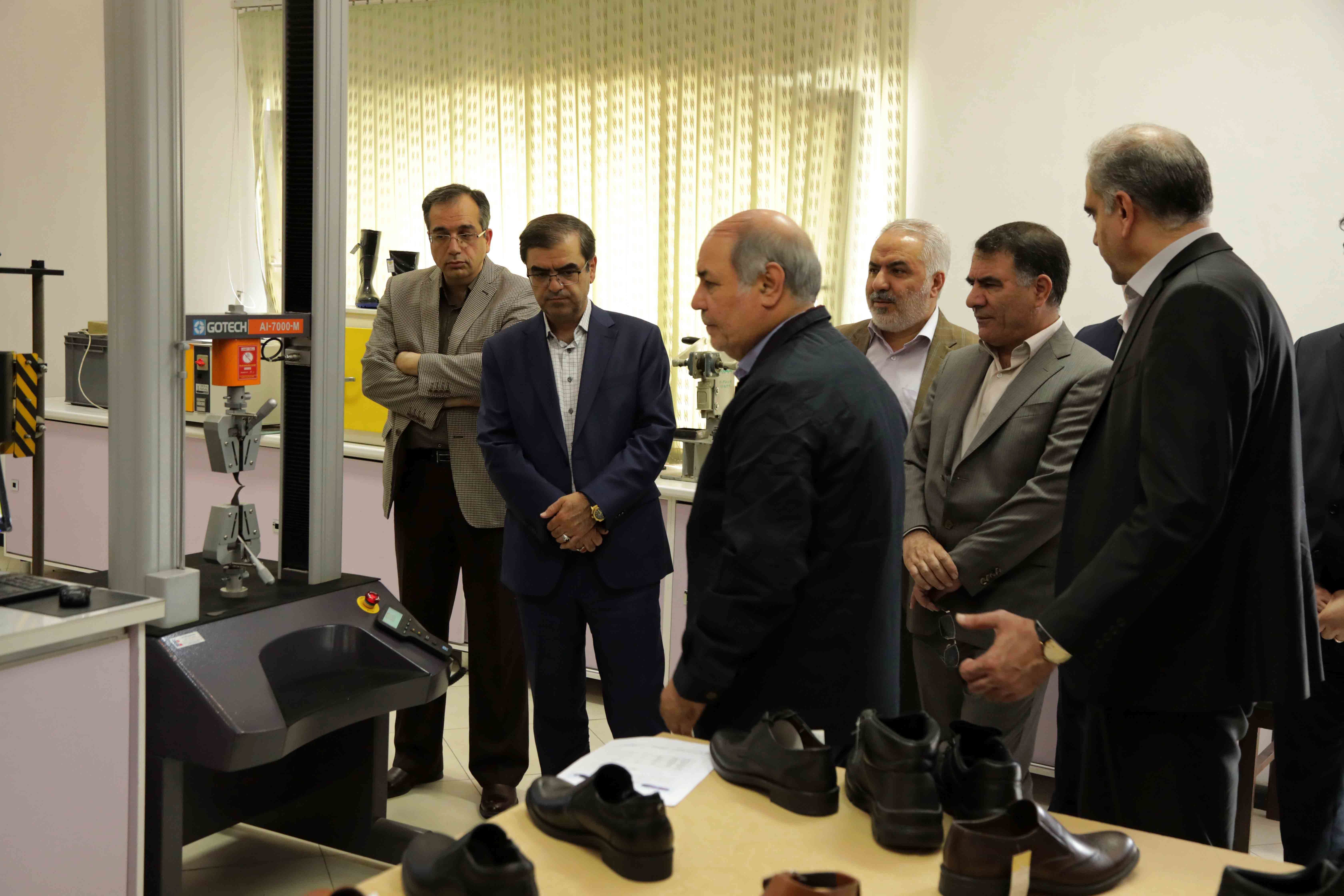 سهم"کفش ملی" از مصرف سالانه ۲۵۰ میلیون کفش کشور بسیار کم است