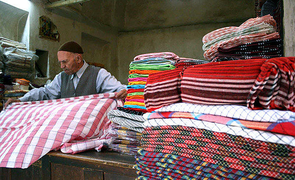 نوسان قیمت دلار واردات چادر مشکی از کره و تایلند را مختل کرد/ خرده فروشان پارچه در وضعیت اقتصادی بدی هستند