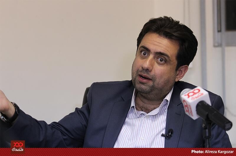 باید فکری به حال حجم عظیم فساد و رانتِ دلار 4200 تومانی کرد/ از ابتدا هم مشخص بود که دلار ۴۲۰۰ تومانی قابلیت اجرایی ندارد