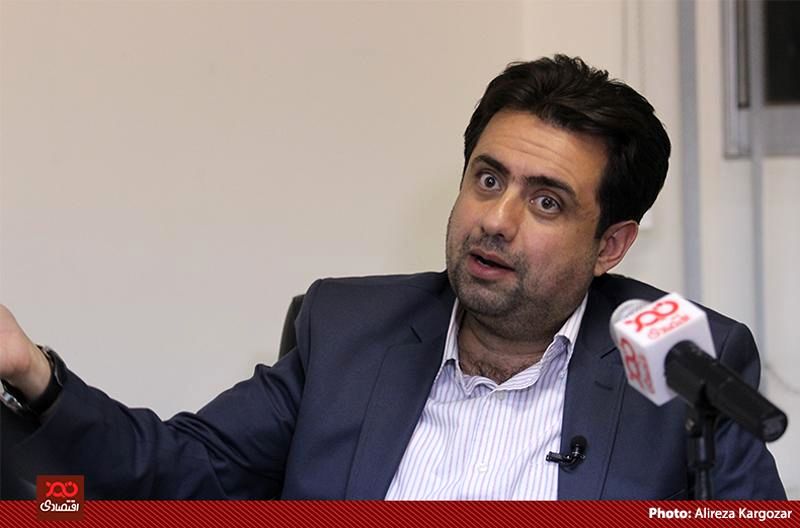 باید فکری به حال حجم عظیم فساد و رانتِ دلار 4200 تومانی کرد/ از ابتدا هم مشخص بود که دلار ۴۲۰۰ تومانی قابلیت اجرایی ندارد