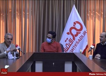 دولت در تعیین نرخ دستمزد مداخله می‌کند و حتی وزیر در جلسات آخر رقم پیشنهاد می دهد (۲)