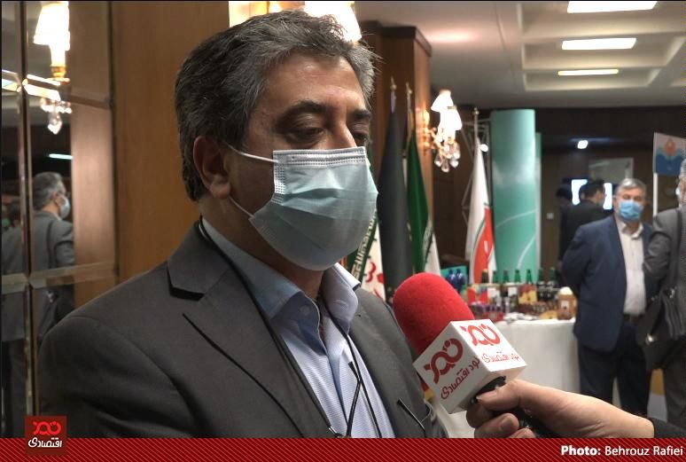 تداوم پرداخت ارز ۴۲۰۰ تومانی کمکی به کاهش قیمت مرغ نمی‌کند