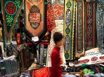 تقاضای خرید کتیبه و پرچم در ماه محرم، نسبت به پارسال ۳۰ درصد کم شد