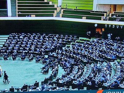 نمایندگان موافق و مخالف برنامه پیشنهادی دولت در صحن علنی چه گفتند؟