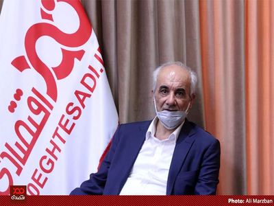 فعالان اقتصادی و دولتمردان جدید، کتاب سال‌های بنفش را بخوانند