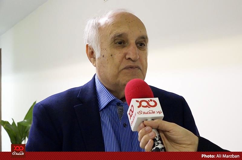 به جای همسان سازی حقوق بازنشستگان، از آنها حمایت غذایی کنید