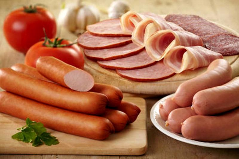 کاهش ۳۰ درصد مصرف سوسیس و کالباس/ گرانی گوشت و مرغ تاثیر زیادی روی قیمت فرآوردههای گوشتی دارد