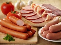  کاهش ۳۰ درصد مصرف سوسیس و کالباس/ گرانی گوشت و مرغ تاثیر زیادی روی قیمت فرآورده‌های گوشتی دارد