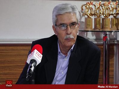 تولیدکنندگان شیرینی و شکلات در تهیه مواد اولیه‌ای مثلا آرد و شکر که در انحصار دولت است مشکل جدی دارند