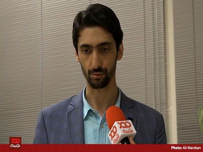 کسی که گفت به همه تقاضاها دلار ۴۲۰۰ تومانی می‌دهیم، معلوم است که ذهنش اصلا تحریم را نفهمیده است!