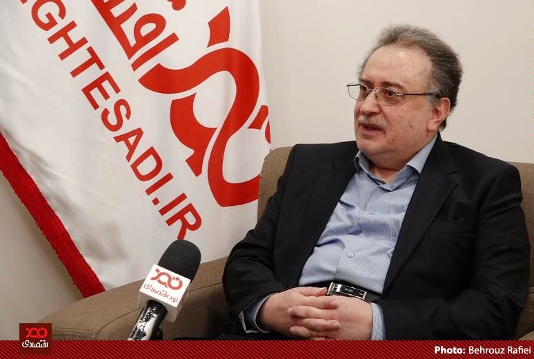 جریان نقدینگی و ثروت کشور در اختیار عدهای است که در برابر برنامههای دولت مقاومت میکنند