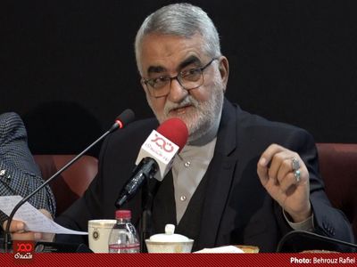 چینی‌ها می‌خواستند ۵۰ میلیارد یورو برای ساخت و تعمیر سیستم ریلی کشور فاینانس کنند، در ازایش نفت بدهیم، آخوندی اجازه نداد