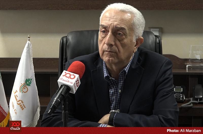 در زمینه آرد برخی افراد پای سفره فساد نشستهاند و از این اختلاف قیمت سود میبرند