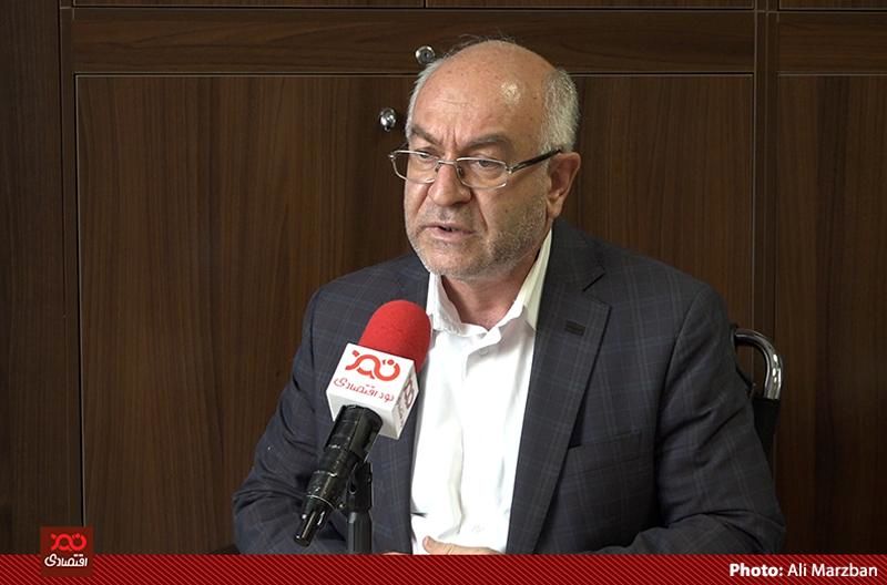 مزارع مرغ مادر نهاده را با قیمت دولتی دریافت و جوجه یک روزههای خود را با قیمت نیمه آزاد به مرغداران گوشتی میفروشند