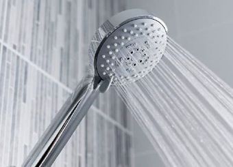 در سال ۱۳۵۷ حدود ۴۶ درصد از جمعیت شهرنشین ایران به حمام دسترسی نداشتند
