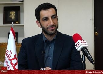 کارمندان دولت خیال می‌کنند باید حتما در طبقه متوسط قرار بگیرند اما بسیاری از کارمندان دولت در دهک دهم قرار گرفته و یارانه‌شان قطع شده است (۳)