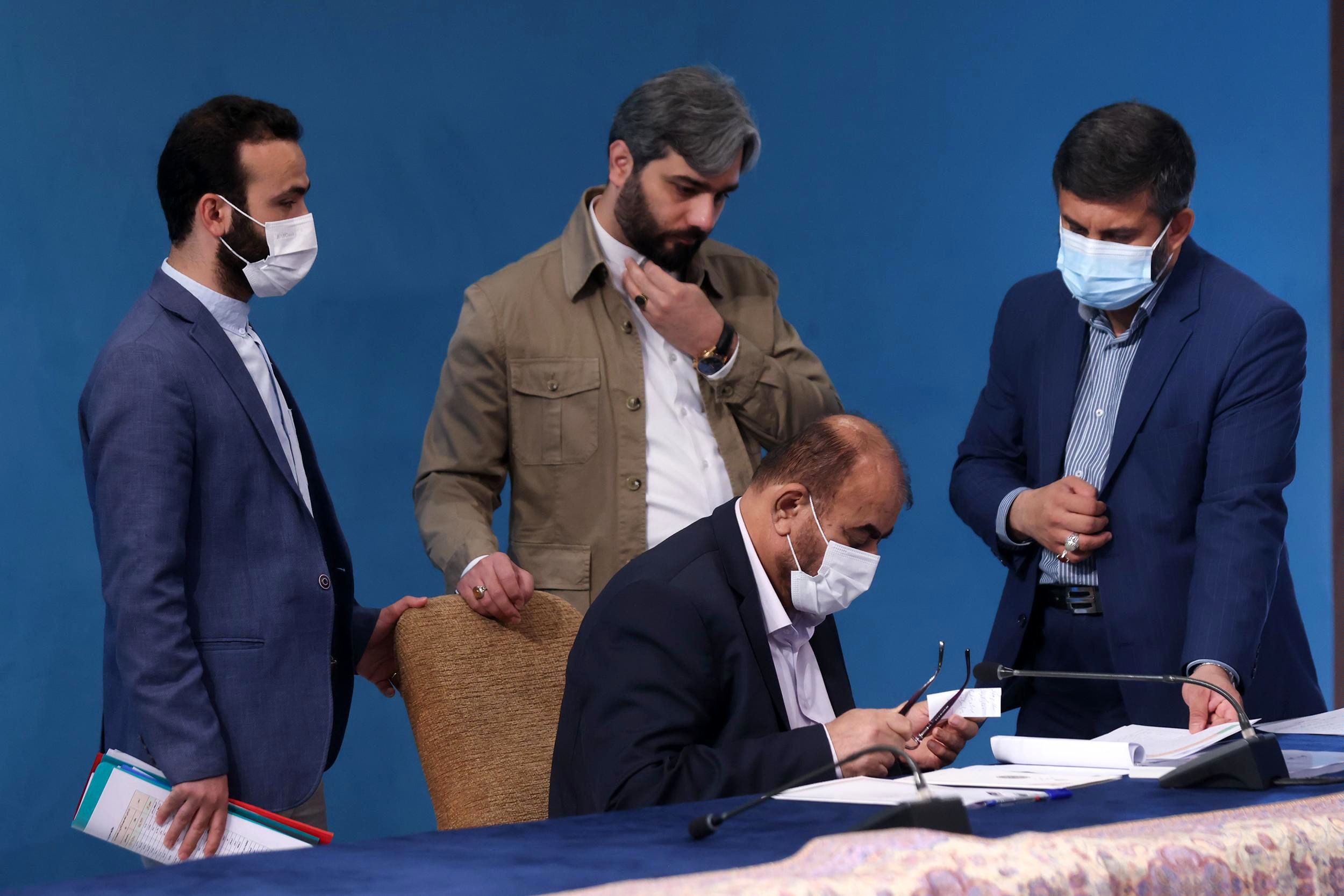 آقای وزیر! رئیس جمهور با شماست! چرا معاون مسکنی وزیر روحانی را عوض نمی‌کنید!