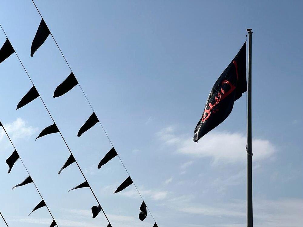 برافراشته شدن پرچم عزای امام حسین(ع) در ساختمان‌های بیمه ملت