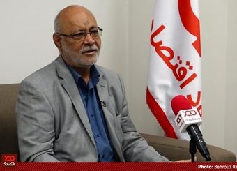 فرد در ۵۰ سالگی بازنشسته می‌شود، اما نمی‌تواند در خانه بنشیند و می‌رود سراغ کار؛ بنابراین جای جوانان را می‌گیرند!