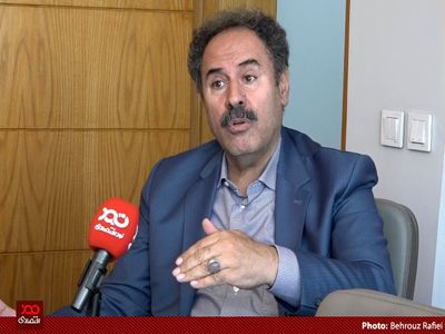 برخی موتورسواران به مغازه‌هایی که باز بودند، ‌فحش می‌دادند