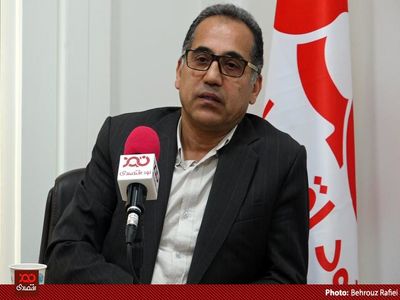 سازمان‌های دولتی مثل سازمان بنادر به گرانی دلار دامن می‌زنند و نرخ کالاهای صادراتی را با دلار ۴۵ هزار تومان حساب می‌کنند!