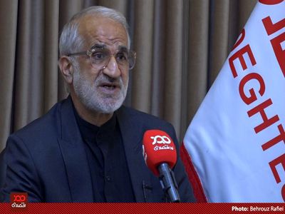 در شرایط التهابات ارزی عده‌ای که حجم عظیمی از نقدینگی را در اختیار دارند و ممکن است از دشمن پول گرفته باشند با عدد سازی به بازار ارز خط می‌دهند