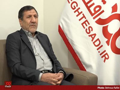 اگر ۲ مشکل تحریک تقاضای کاذب برای خرید ارز و عرضه ارز پتروشیمی‌ها و فولادی‌ها و معدنی‌ها به سامانه های دولتی سرعت گیرد، قیمت دلار بسرعت کاهش خواهد یافت