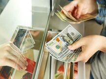 افزایش عرضه درهم و کنترل تلاطم‌های ارزی