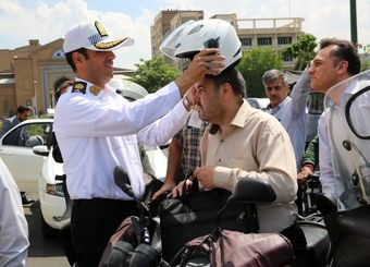 اهدای کلاه کاسکت به موتورسواران توسط بانک ملی ایران