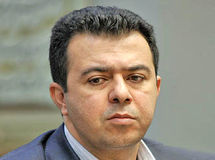 او اطلاعات محرمانه ارزی را به خارجی‌ها می‌داد
