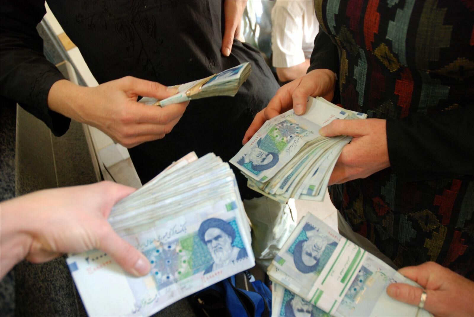 منتظر کاهش تورم باشیم