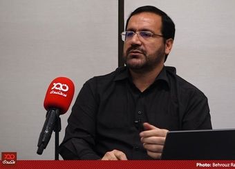امروز وزیر کاری داریم که بجای دفاع از قشر کارگر می‌گوید افزایش دستمزد به ضرر کارگران است!