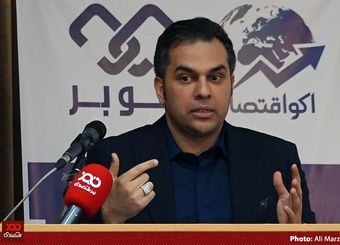 احتمال کاهش نرخ دلار به کانال‌های پایین‌تر/ تحریک انتظارات تورمی، نرخ ارز را افزایشی می‌کند/ نرخ واقعی دلار ۵۴ هزار تومان است