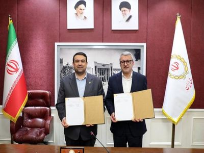 امضای تفاهم نامه همکاری بانک ملی ایران با شرکت ایران خودرو / نجارزاده: همکاری‌ دو بنگاه مالی و صنعتی با قدمت ،نقش بی‌بدیلی در توسعه‌ اقتصاد کشور دارد