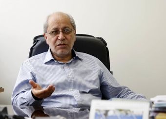 تا از علم اقتصاد حرف می‌زنیم همه می‌روند سراغ مکاتب/من مخلص علم اقتصاد هستم
