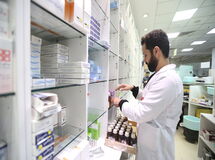خط قرمز قیمت‌گذاری دستوری بر صنعت دارو / بدهی ۲۶۷ همتی، تولید را به مرز تعطیلی کشاند